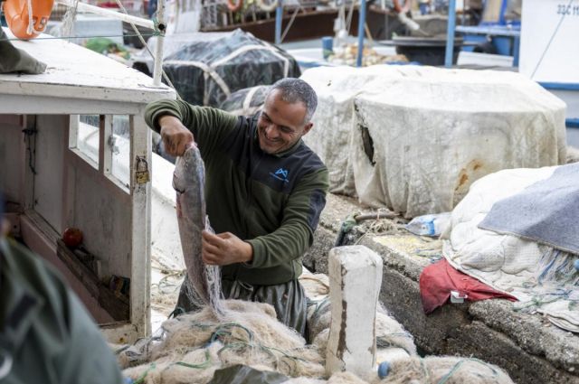 Mersin Büyükşehir’den Küçük Ölçekli Balıkçılara Ekipman Desteği