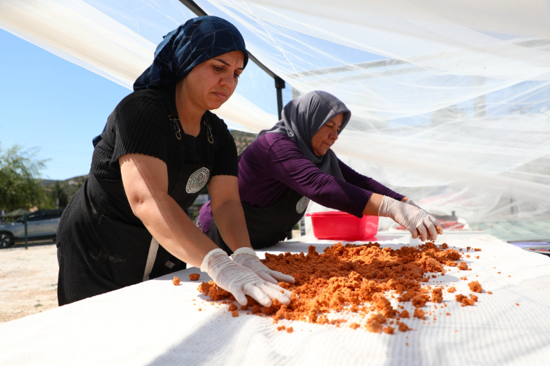 Antalya’da Kadınların Kış Hazırlığı Hummalı Şekilde Sürüyor