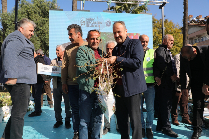 Hatay Büyükşehir, Yayladağı’nda aromatik bitki fideleri dağıttı