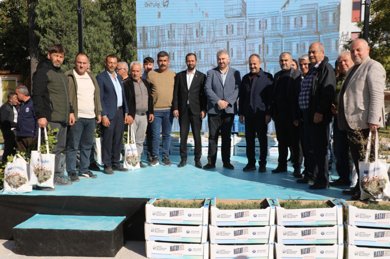 Hatay Büyükşehir, Yayladağı’nda aromatik bitki fideleri dağıttı