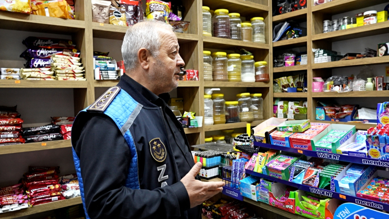Yalova Belediyesi uygunsuz ürün satan marketi denetledi