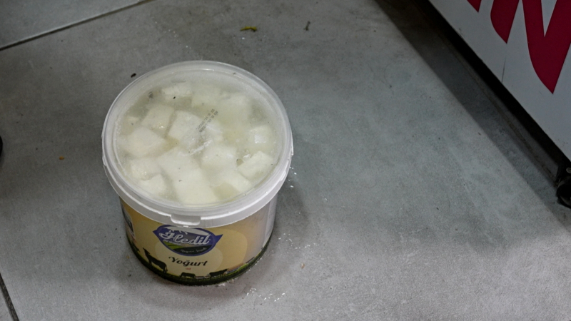 Yalova Belediyesi uygunsuz ürün satan marketi denetledi