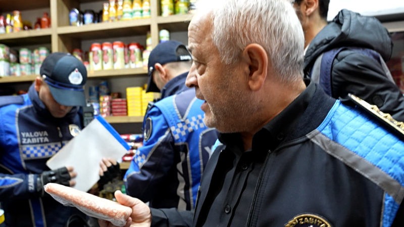 Yalova Belediyesi uygunsuz ürün satan marketi denetledi