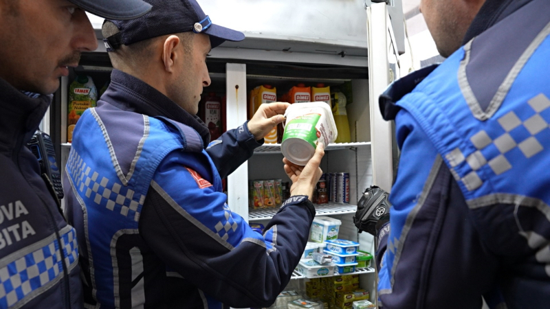 Yalova Belediyesi uygunsuz ürün satan marketi denetledi