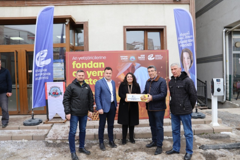 Eskişehir Büyükşehir, arıcılara 6,6 ton fondan yem desteği sağladı