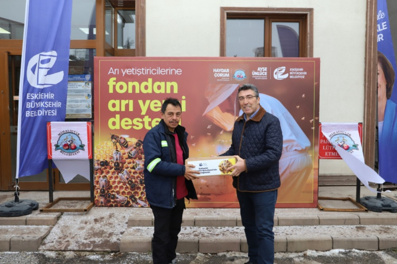 Eskişehir Büyükşehir, arıcılara 6,6 ton fondan yem desteği sağladı