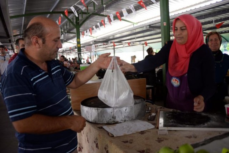 Hacer, pazarda sıkma-börek satarak otomobil aldı