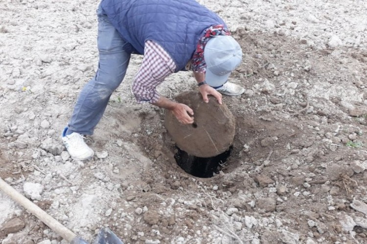 Tarlasını sürerken Roma döneminden kalma 2 bin yıllık pitos buldu