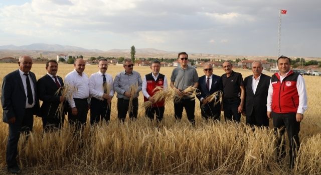 Tarım ve Orman Bakanı İbrahim Yumaklı Eskişehir'de Arpa Hasadına Katıldı