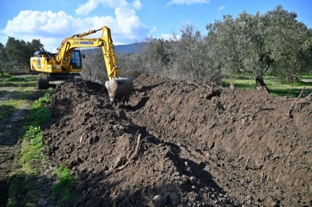 Manisa Büyükşehir, Tarım Arazilerini Korumak İçin Dere Temizliği Yaptı