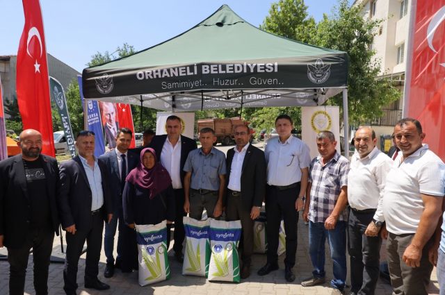 Büyükşehir'den Kırsala Silajlık Mısır Tohumu ve Makine Desteği