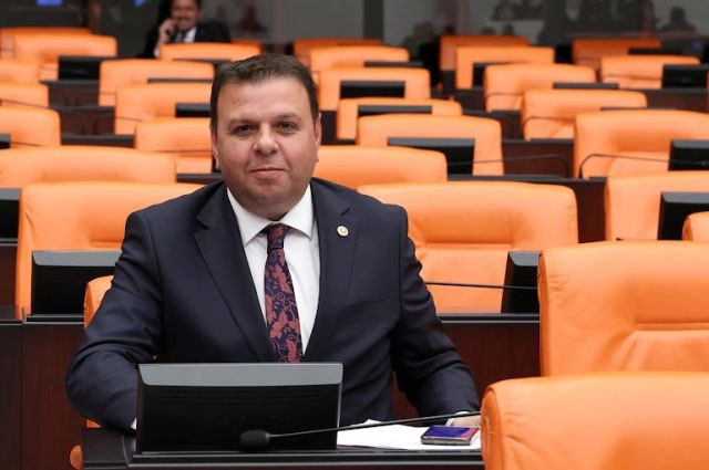 Ediz Ün: “Yaz sıcağında çiftçiye bir donda AKP vurdu”