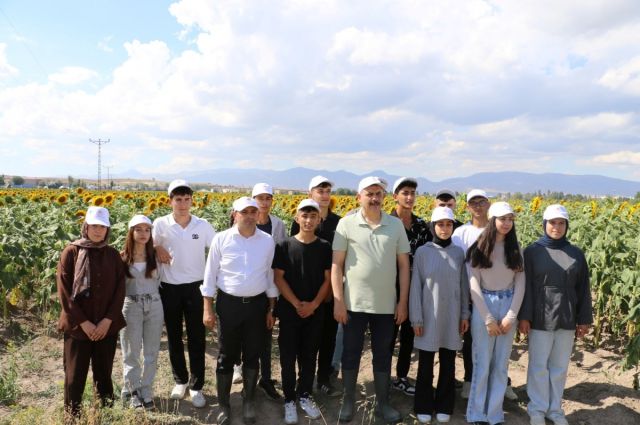 Erzurum'da Genç Çiftçiler İlk Buğday Hasadını Yaptı