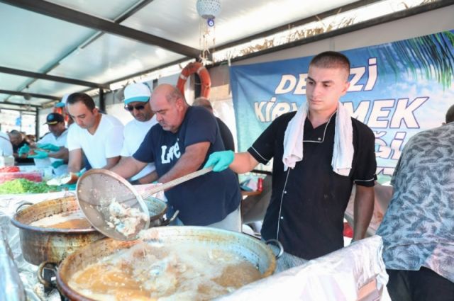 Aliağa’da Balıkçılar Yeni Sezonu Balık Ekmek Festivali ile Kutladı