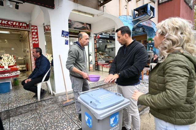 Çanakkale Belediyesi balık atıklarını sokak hayvanına dönüştürüyor