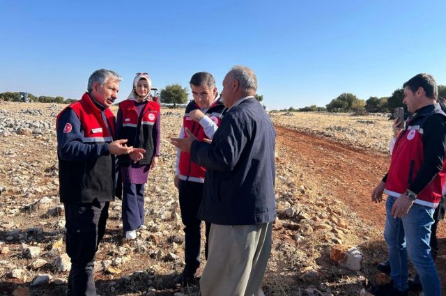 Adıyaman Besni’de mera ıslahı için gübre uygulaması yapıldı