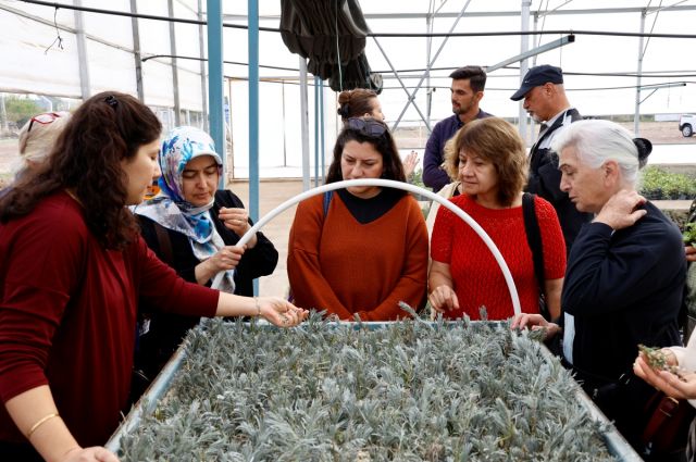 Antalya Büyükşehir, ATASEM kursiyerlerine tıbbi bitki yetiştiriciliğinde uygulamalı eğitim verdi