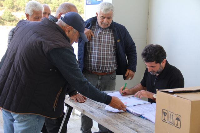 Antalya Büyükşehir’den Kaş’ta çiftçilere yapışkan tuzak desteği