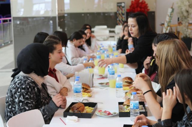 Van Büyükşehir Belediyesi’nden öğrencilere sosyal gezi programı