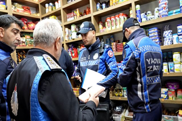 Yalova Belediyesi uygunsuz ürün satan marketi denetledi