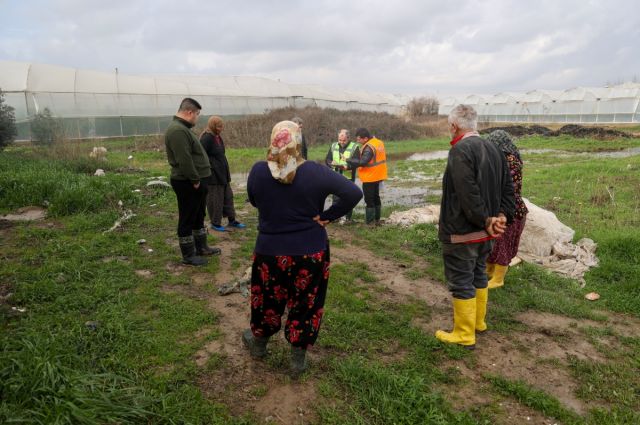 Antalya Büyükşehir, Aksu’da selden zarar gören seraları inceledi
