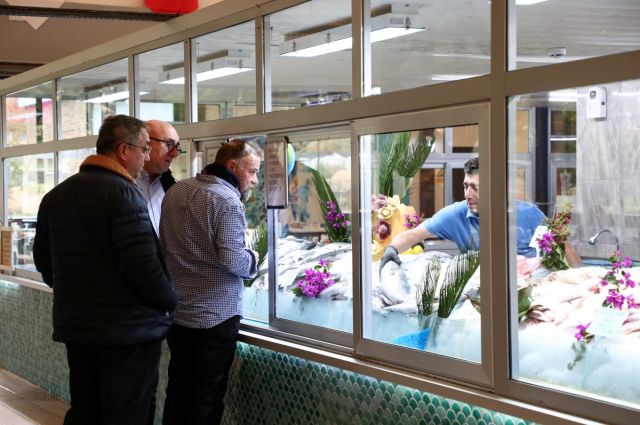 Düden Balık Çarşısı yoğun ilgi görüyor