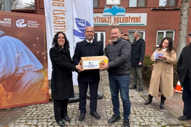 Eskişehir Büyükşehir’den Seyitgazi’de arıcılara yem desteği