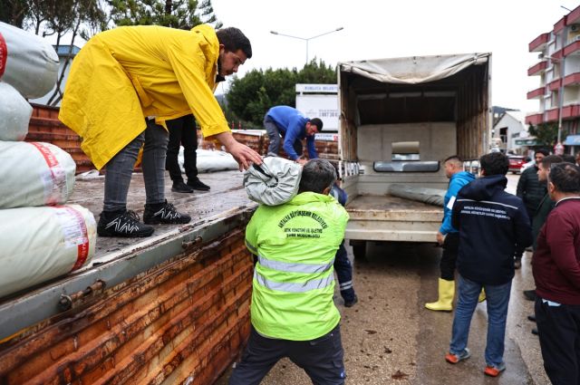 Antalya Büyükşehir, Kumluca ve Finike’de üreticiye sera naylonu desteği