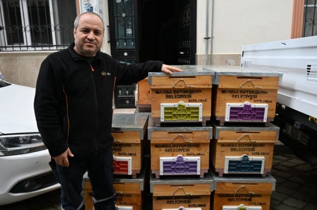 Manisa Büyükşehir selden etkilenen arıcıya kovan desteği verdi