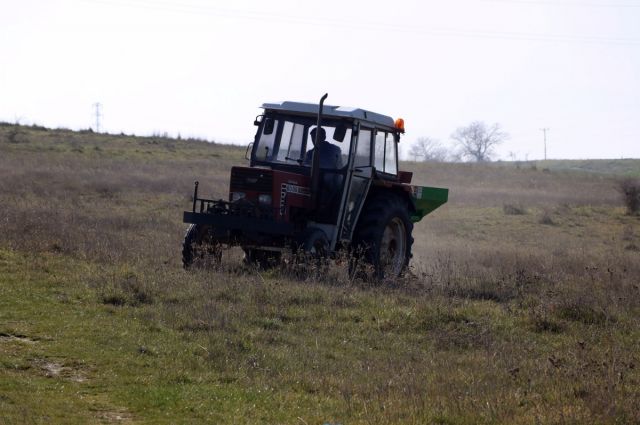Edirne’de 300 dekar merada gübreleme çalışması yapıldı