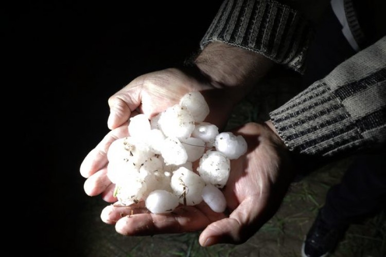 Yozgat'ta ekili arazileri dolu ve sağanak vurdu