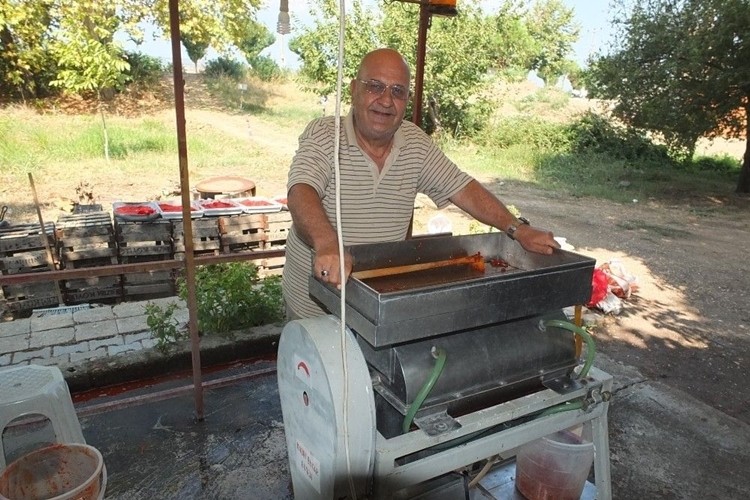 Kendi Ürettiği Makine İle Günde 5 Ton Domates Ve Biberi Salçaya Dönüştürebiliyor