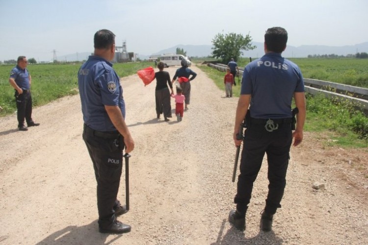 Polis, patates başakçılarını tarladan zorla çıkardı