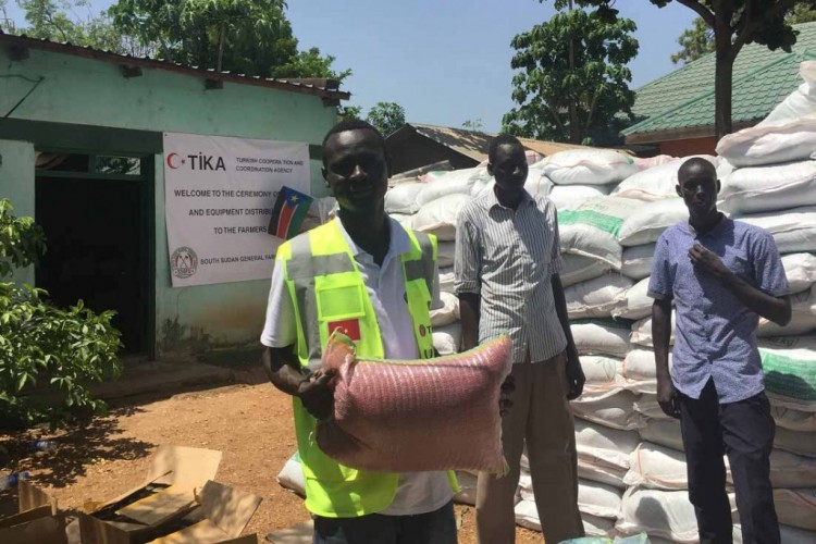 Güney Sudanlı Çiftçilere Tohum ve Tarım Ekipmanı Desteği