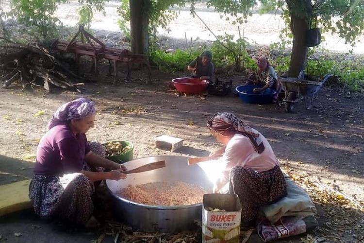 Kadınlar Nar Ekşisi Yapmak İçin Kolları Sıvadı