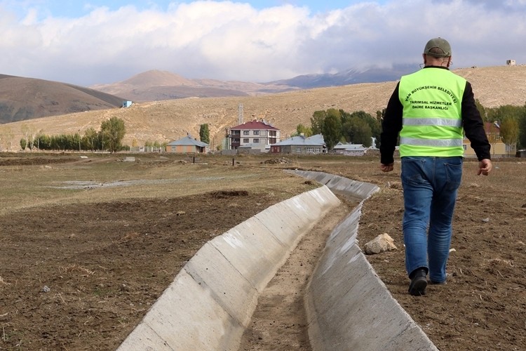 Büyükşehir Çaldıranlı çiftçilerin yüzünü güldürdü