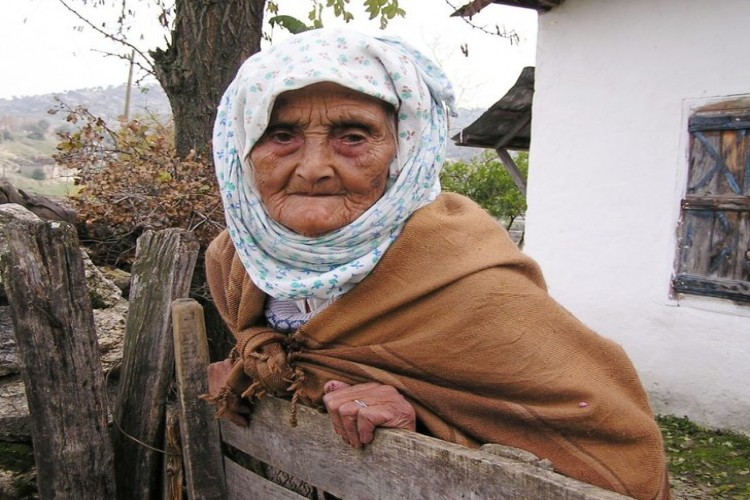 Tarlasının Girişine Öyle Bir Tabela Diktirdi Ki; Gören Okumadan Geçemiyor