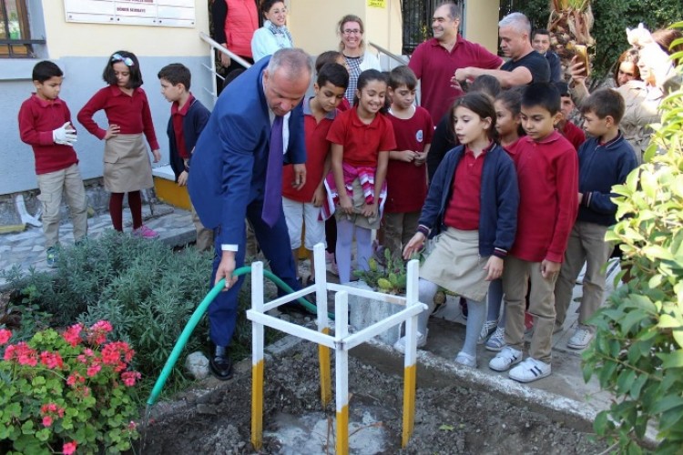 Öğrenciler Tarımı Öğrenerek Küçük Çiftçiler Oluyor