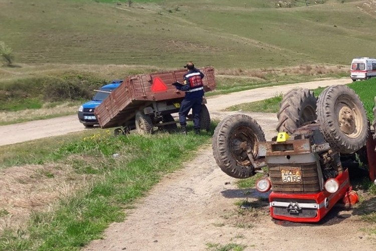 Devrilen traktörün altında kalan çiftçi hayatını kaybetti