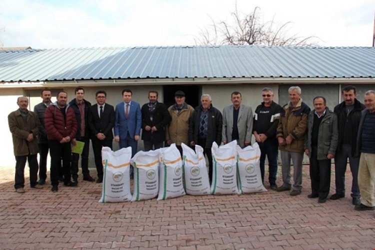 Yalıhüyük çiftçisine 2250 kg Macar fiği desteği