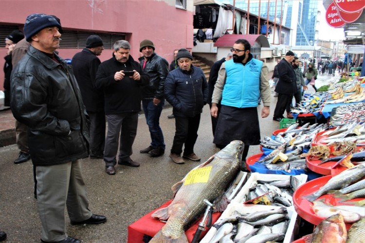 Bu kez de 1 metre 64 santimlik 84 kilo turna yakalandı