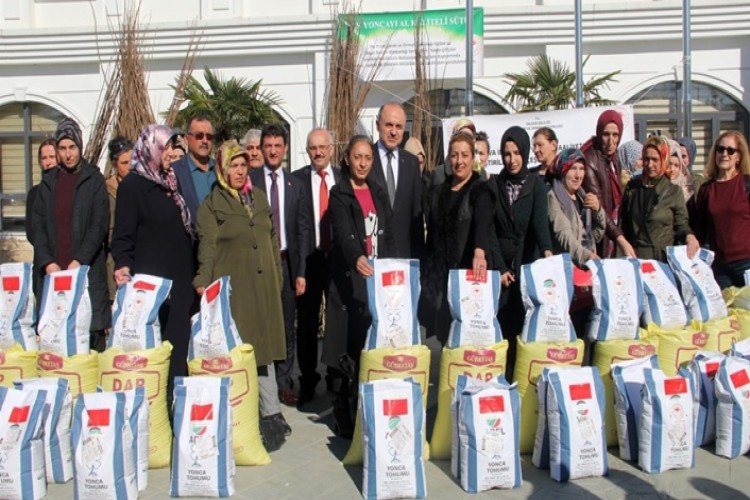 Yalova’da Çiftçilere Fidan, Yonca Tohumu İle Gübre Dağıtıldı