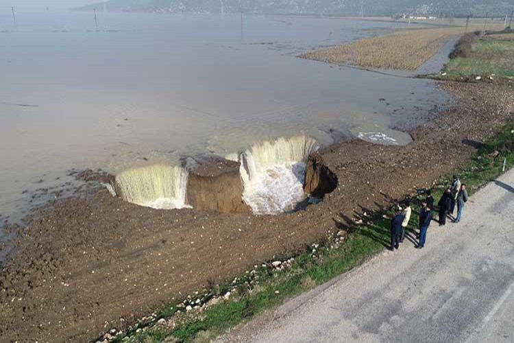 İzmir’de aşırı yağışlardan sonra tarlalarda ürküten obruklar