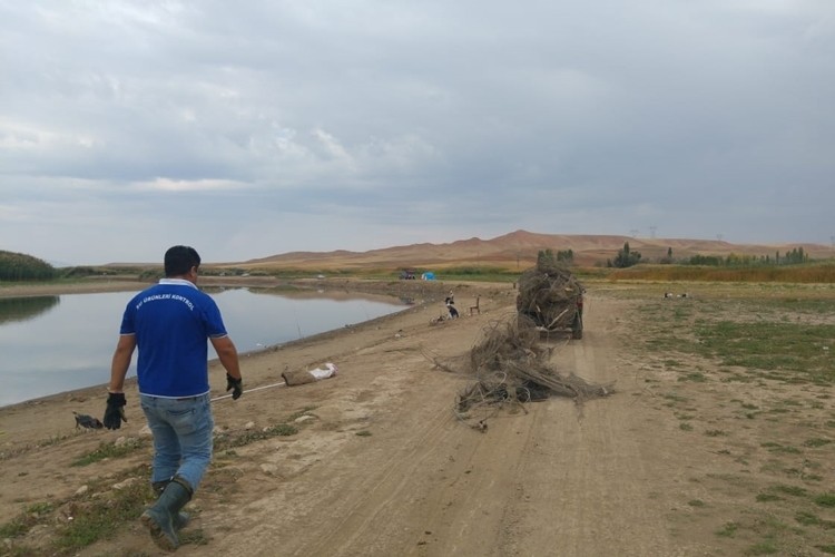 Kızılırmak Nehri Terk Edilmiş Balık Avlanma Araçlarından Temizlendi