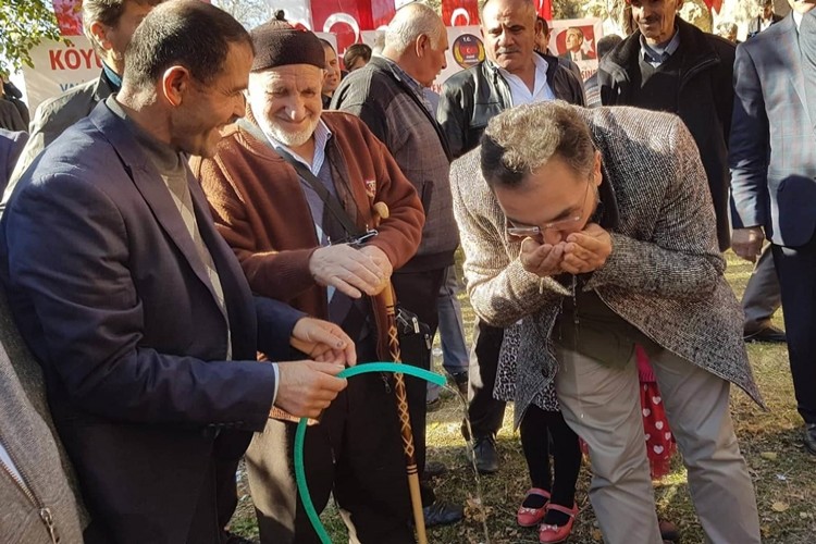 60 yıl sonra kavuştular! Halay çekerek kutladılar