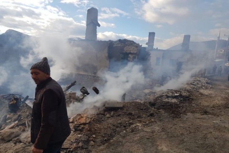 Isparta’da yangın: 3 ev, 2 traktör kullanılmaz hale geldi