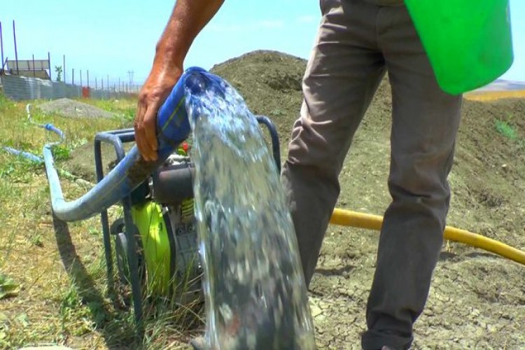 Bahçesini Güneş Panelinden Elde Ettiği Enerji ile Suluyor