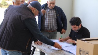 Antalya Büyükşehir’den Kaş’ta çiftçilere yapışkan tuzak desteği