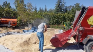 Eskişehir Büyükşehir Belediyesi üreticiye yem ve balya desteği sağladı