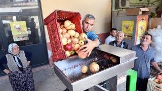 Mersin Büyükşehir üreticilere nar taneleme ve sıkma makinesi teslim etti